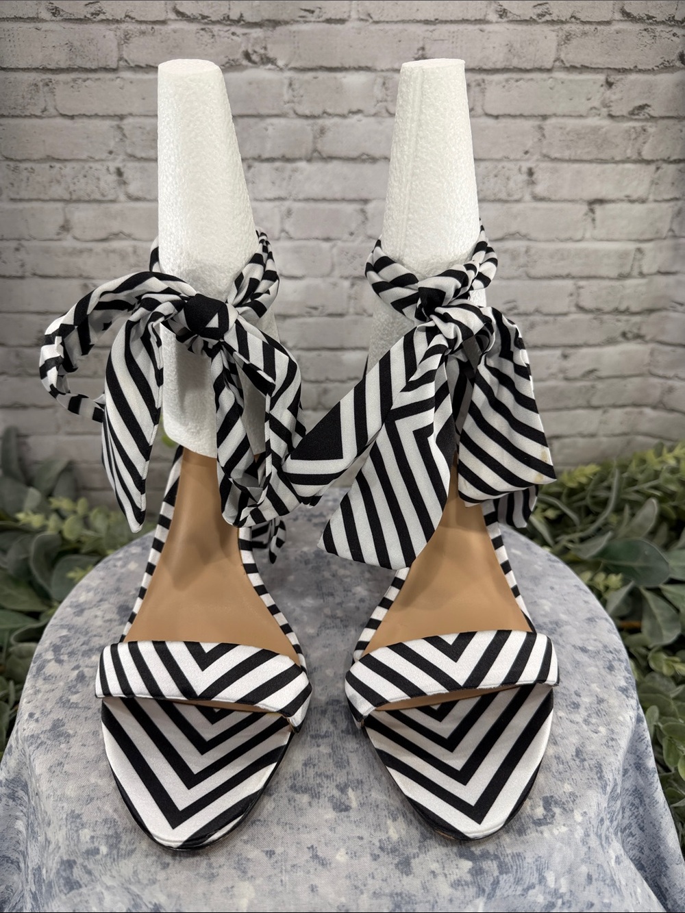 INC - “Kanata” Black & White Fabric Stripe Embroidered Tribal Print Heels WMS 10 - Picture 2 of 11